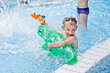 Junge im Schwimmbad