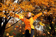 Frau im Herbst