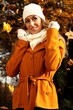 Frau im Herbst