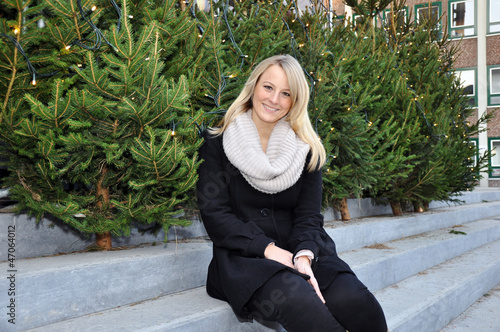 Photo: Junge Frau auf Weihnachtsmarkt Junge Frau auf Weihnachtsmarkt