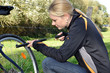 Radfahrerin mit Luftpumpe