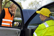 Pannenhelfer hilft junger Autofahrerin