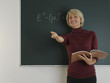 Lehrerin erteilt Mathematikunterricht