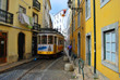 Tramway dans le quartier de l'Alfama, Lisbonne, Portugal