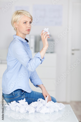 Photo: frau wirft papier in den müll frau wirft papier in den müll