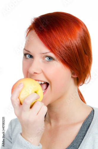 Photo: ernährungsbewusstes mädchen isst einen apfel ernährungsbewusstes mädchen isst einen apfel