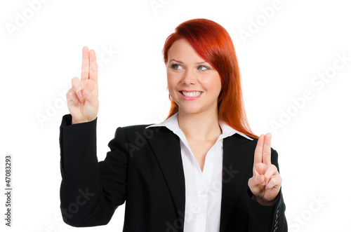 Photo: junge geschäftsfrau navigiert mit den fingern junge geschäftsfrau navigiert mit den fingern