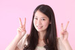 ピースサインをする若い女の子