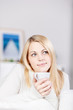 entspannte junge frau mit tee