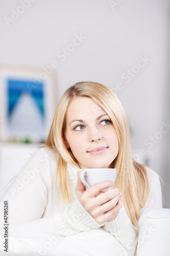 Photo: entspannte junge frau mit tee entspannte junge frau mit tee