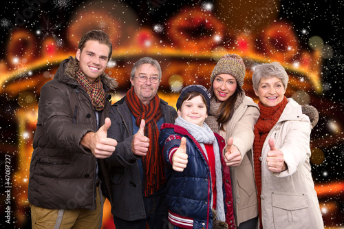 Photo: familie auf dem weihnachtsmarkt familie auf dem weihnachtsmarkt