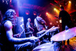 Foto: musicians play on stage musicians play on stage