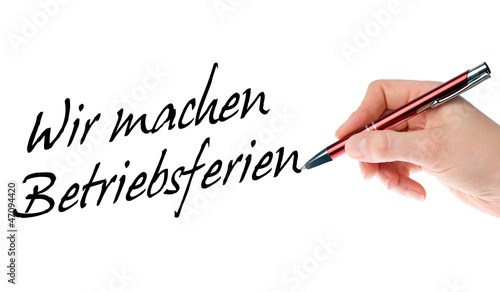 Photo: Hand mit Stift schreibt Wir machen Betriebsferien Hand mit Stift schreibt Wir machen Betriebsferien