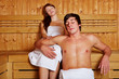 Paar besucht eine Sauna im Urlaub