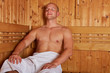 Mann sitzt in Sauna