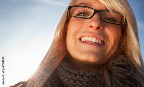 Photo: blonde junge frau mit schal und brille lacht blonde junge frau mit schal und brille lacht