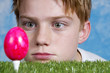 Osterei als Golfball – staunender Junge