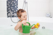 Kind in der Badewanne