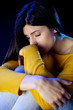 Foto: Depressed lonely beautiful woman with closed eyes Depressed lonely beautiful woman with closed eyes
