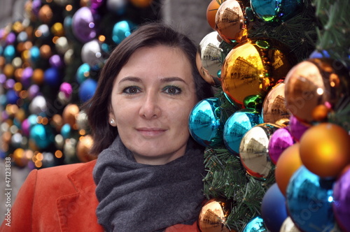 Photo: Businessfrau mit Weihnachtsdekoration Businessfrau mit Weihnachtsdekoration