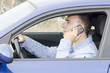 Photo: Hombre habla y conduce el coche. Hombre habla y conduce el coche.