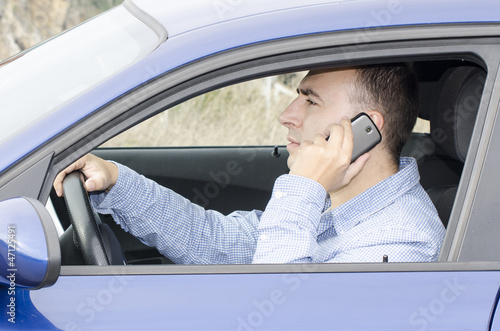 Photo: Hombre habla y conduce el coche. Hombre habla y conduce el coche.