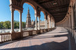 In den Arkaden des Plaza de España in Sevilla