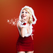 junge blonde Weihnachtsfrau mit Sternchenstaub