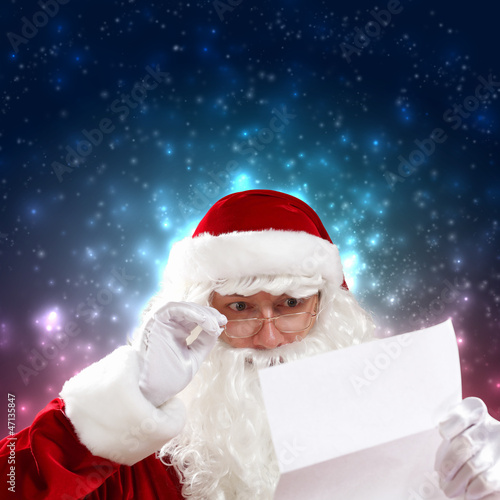 Foto: Santa with christmas letter Santa with christmas letter
