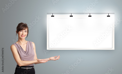 Photo: Young woman presenting modern copy space Young woman presenting modern copy space