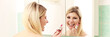 Blonde Frau mit Lippenstift