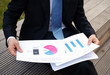 Unternehmensberater analysiert Diagramme