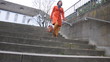 Video: Businessfrau auf der Treppe Businessfrau auf der Treppe