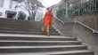 Video: Businessfrau auf der Treppe Businessfrau auf der Treppe