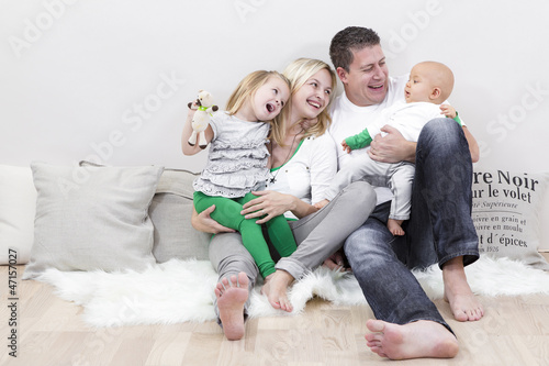 Photo: junge familie mit zwei kindern junge familie mit zwei kindern