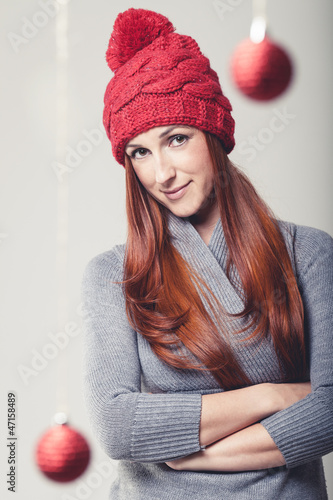 Photo: Frau mit weihnachtlicher Dekoration Frau mit weihnachtlicher Dekoration