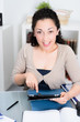 junge frau arbeitet am touchbook