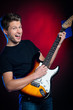 Photo: junger musiker mit gitarre junger musiker mit gitarre