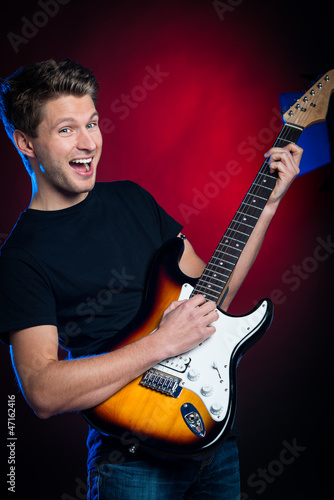 Photo: junger musiker mit gitarre junger musiker mit gitarre