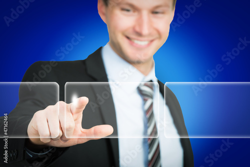 Photo: geschäftsmann drückt einen button geschäftsmann drückt einen button