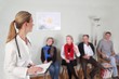 Ärztin im Wartezimmer mit Patienten