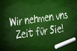 Kreidetafel mit Wir nehmen uns Zeit für Sie