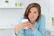 junge frau mit kaffeebecher