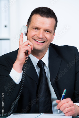 Photo: freundlicher kundenberater telefoniert freundlicher kundenberater telefoniert