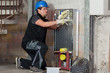 Photo: installateur arbeitet konzentriert installateur arbeitet konzentriert