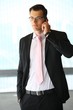 Mann mit Telefon macht Geschäfte in Wirtschaft