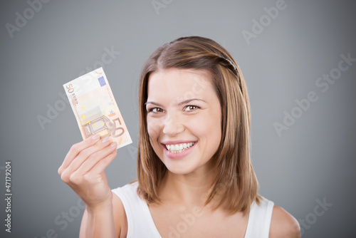 Photo: glückliche frau mit 50 euro in der hand glückliche frau mit 50 euro in der hand