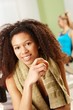 Foto: Beautiful afro girl resting at gym Beautiful afro girl resting at gym