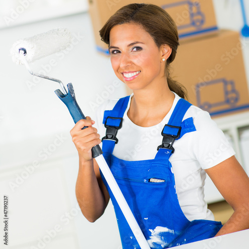Photo: junge frau renoviert junge frau renoviert