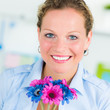 frau mit bunten blumen